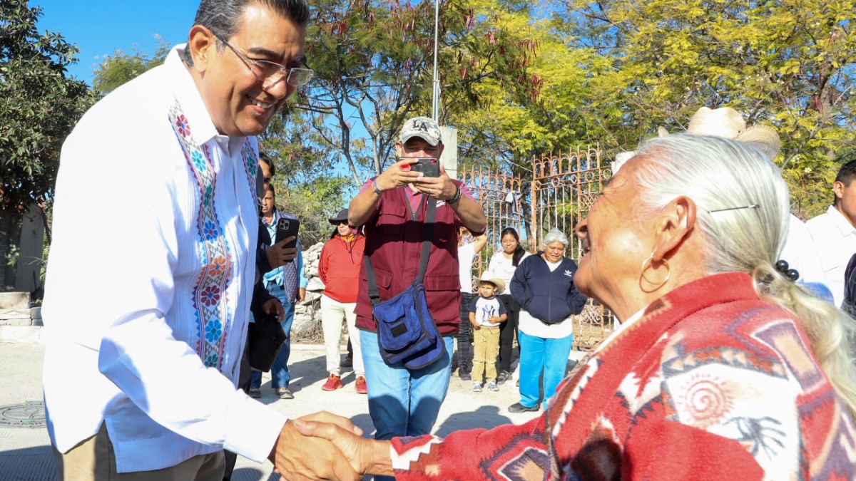 Sergio Salomón entrega obras en Atexcal y Coyotepec