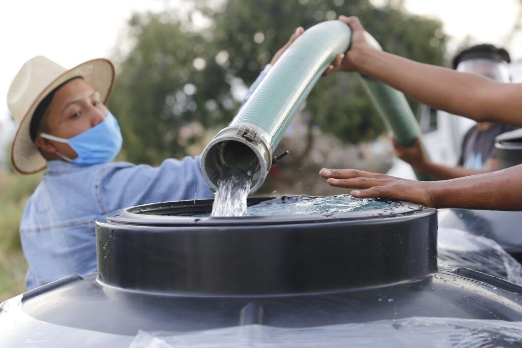 Ciudadanos mexicanos con agua