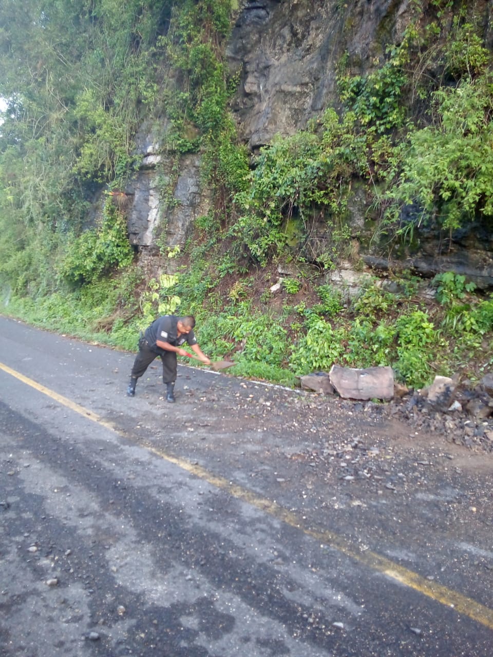 Aguaceros provocan socavones y derrumbes en carreteras de ...