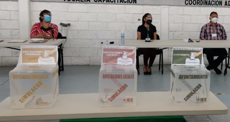 Urnas durante simulacro de elecciones.