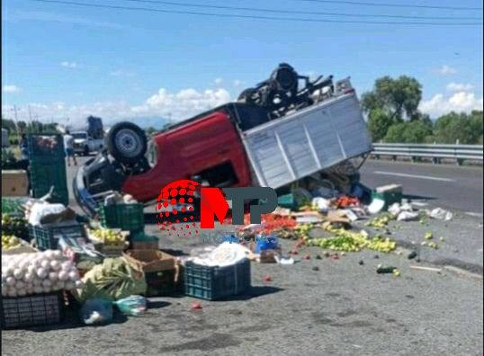 Volcadura de camioneta en la Puebla-Córdoba por llanta ponchada 
