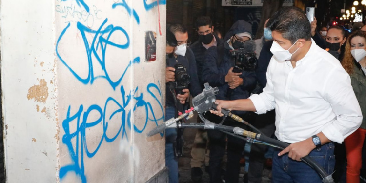 Eduardo Rivera cubre grafitis en Puebla