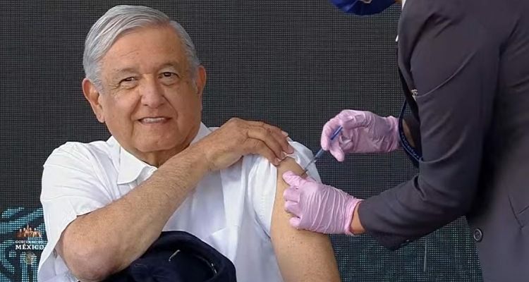 Amlo recibe vacuna de refuerzo contra Covid-19