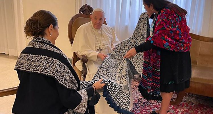 Papa Francisco recibe artesanía de Puebla