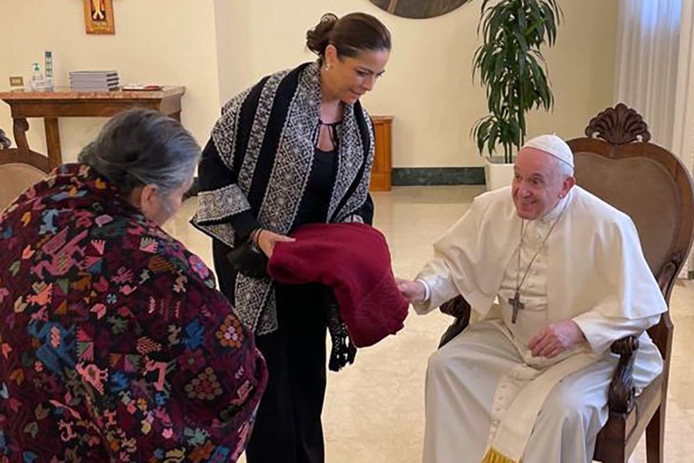 Papa Francisco recibe artesanía de Puebla