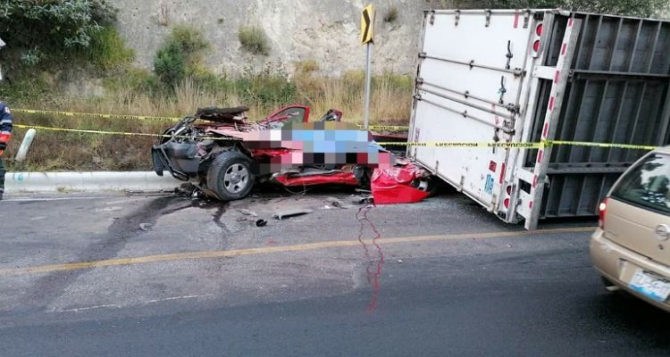 Tráiler aplasta coche en la México-Puebla