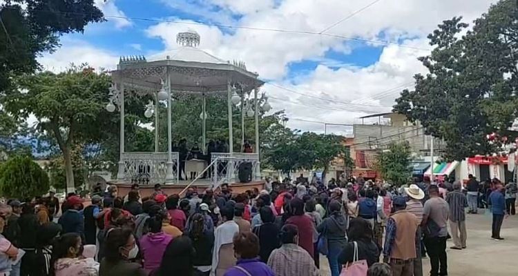 Pobladores toman presidencia de Coxcatlán