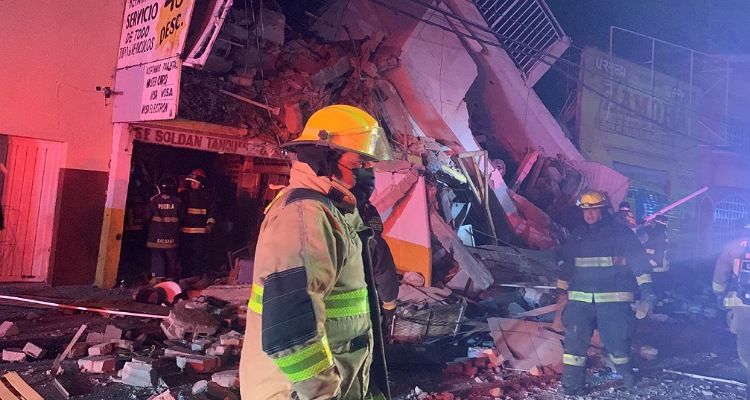Explosión de gas, colapsa edificio en Puebla