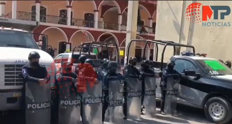 Granaderos liberan presidencia de Zinacatepec, tomada por quejosos del DAP