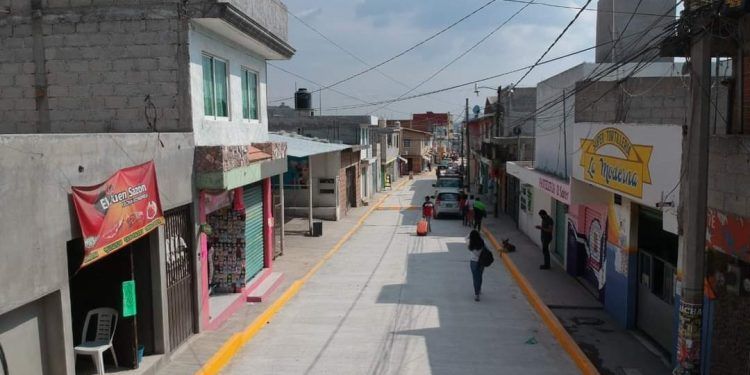 Entrega Mario de la Rosa obra de pavimentación en Chachapa