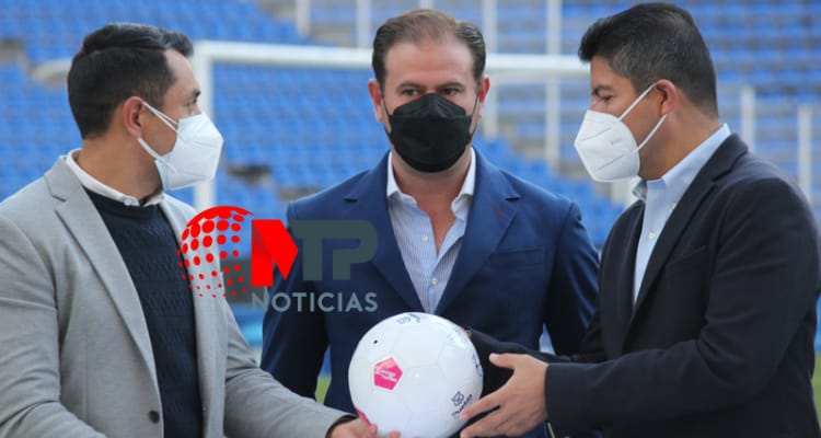 Eduardo Rivera firma convenio con Club Puebla
