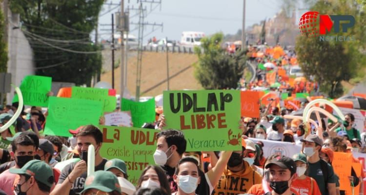 marcha de estudiantes de la UDLAP en Puebla