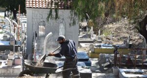 Tras robo de bebé Tadeo, limpian tumbas de donde fue exhumado en Iztapalapa