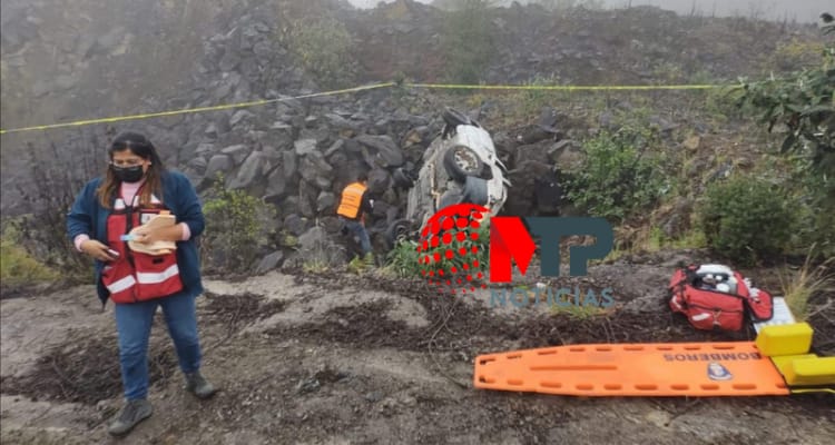Muere hombre tras volcar su auto en Teziutlán