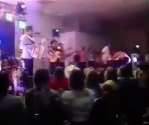 Hombre acuchilla a su exnovia en concierto de Paco Barrón y su Norteño Clan