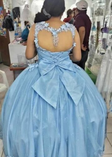 Habra fiesta Tienda regala vestido a quinceanera que perdio el suyo en combi