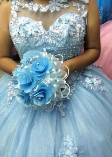 Habra fiesta Tienda regala vestido a quinceanera que perdio el suyo en combi