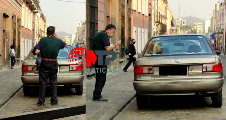 Hombre reza a Dios al dejar su auto estacionado en Puebla