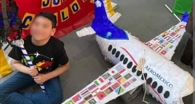 Niño festeja al estilo Aeroméxico
