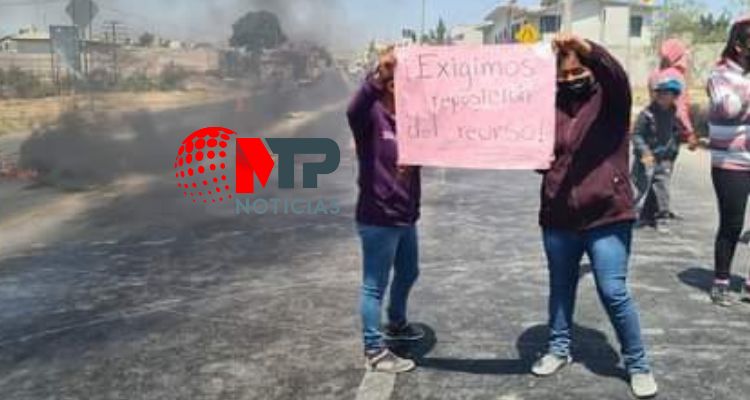Padres de familia de Tepeaca bloquean la federal a Tehuacán