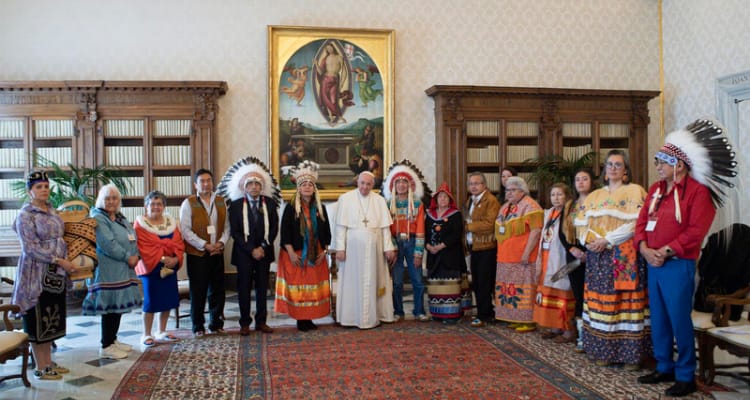 Papa Francisco se reúne con indígenas canadienses