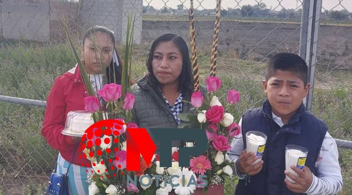 Con pastel y flores, los Sanchez Xalamihua agradecen al socavon que no los tragara