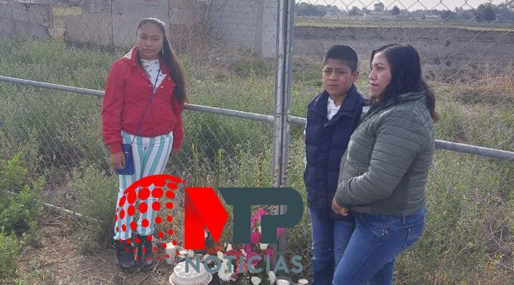 Con pastel y flores, los Sanchez Xalamihua agradecen al socavon que no los tragara