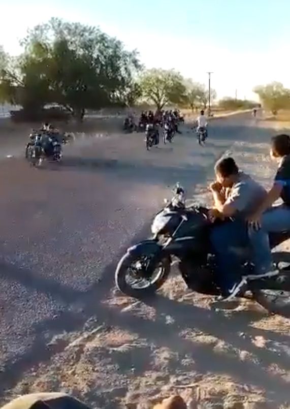 Carrera clandestina mueren dos jóvenes en Sonora tras aparatoso choque de motos