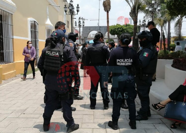 Policía rescata a párroco de Cuautlancingo de feligreses inconformes 