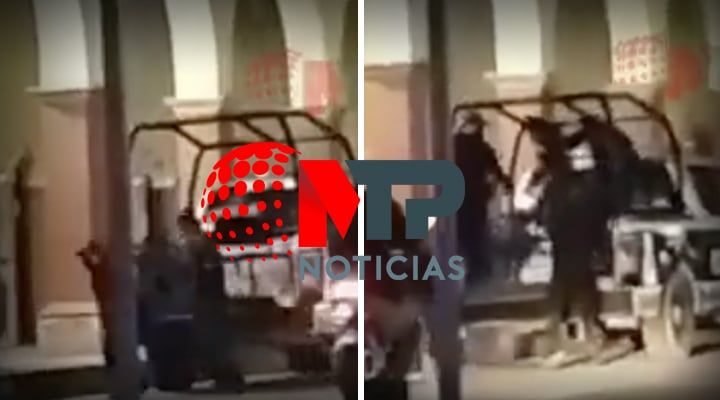 Policías de Altepexi tiran de la batea y golpean a un detenido