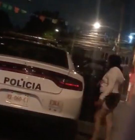 Policia compra cerveza y sube mujeres patrulla