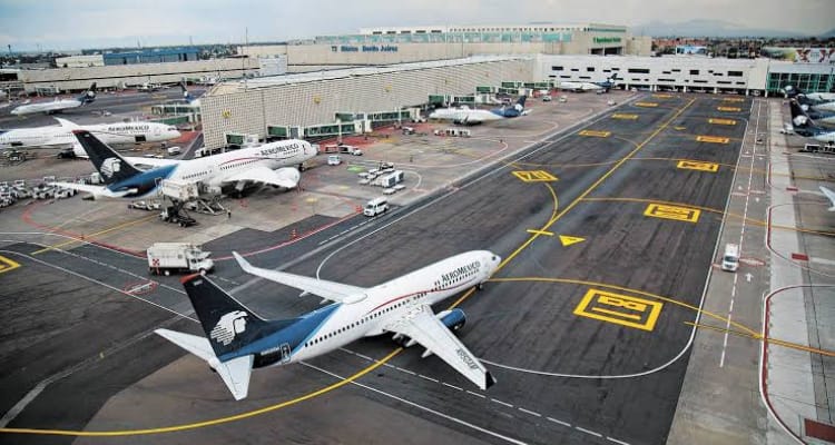 Aviones en el AICM