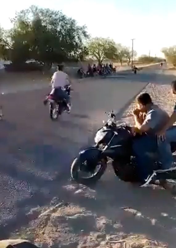 Carrera clandestina mueren dos jovenes en Sonora tras aparatoso choque de motos