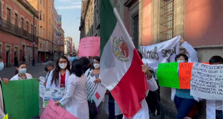 Médicos protestan en Palacio Nacional