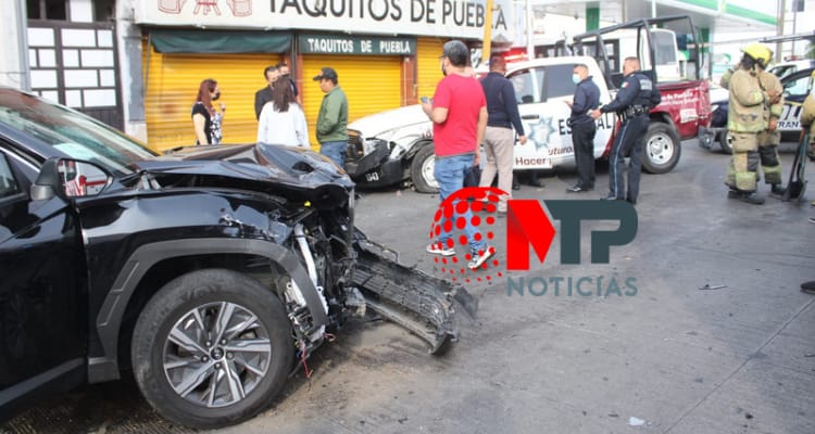Patrulla choca contra camioneta en Puebla
