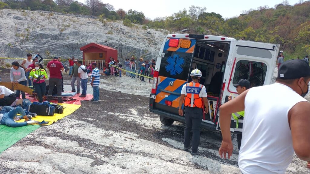 Peregrinos lesionados en volcadura en El Aguacate