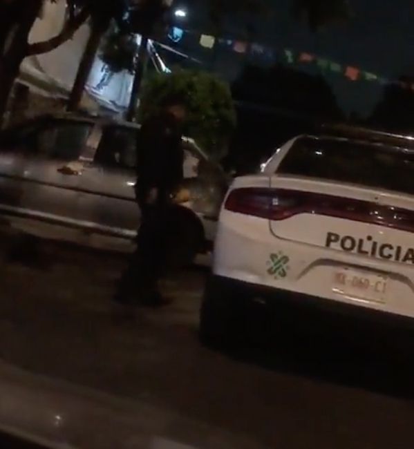 Policia compra cervezas y sube mujeres patrulla
