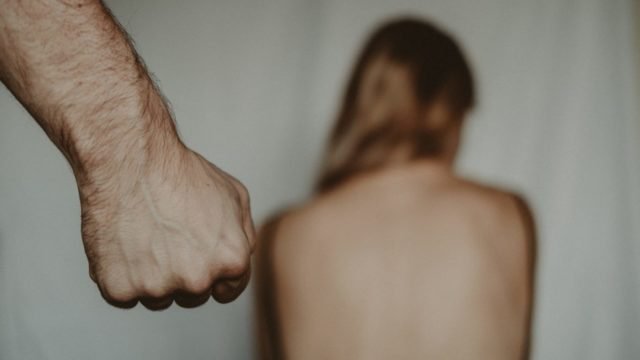 vincula a proceso a cuatro hombres por violencia contra su pareja