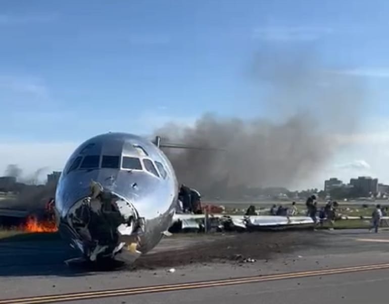 Avion con 126 personas a bordo se incendia tras aterrizar en Miami