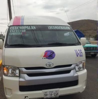 Chofer de combi en Puebla defiende a mujeres de hombre que las estaba acosando