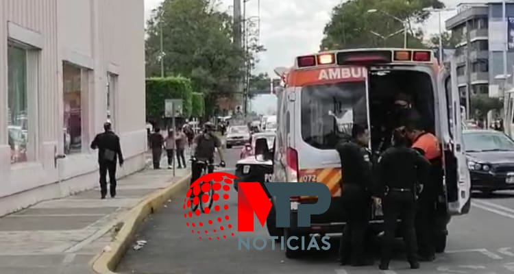 Comerciantes golpean a conductor que atropelló a franelero en Suburbia de Reforma