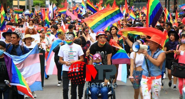 Marcha de comunidad LGBTTTIQ+ en Puebla