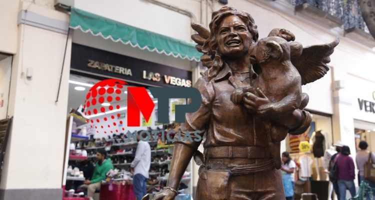 Roban accesorios a escultura de Amy Camacho