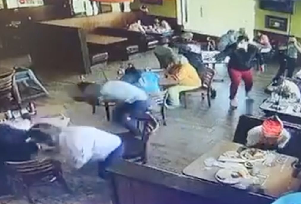 hombres irrumpen restaurante en Ciudad Juárez y ejecutana a comenzales