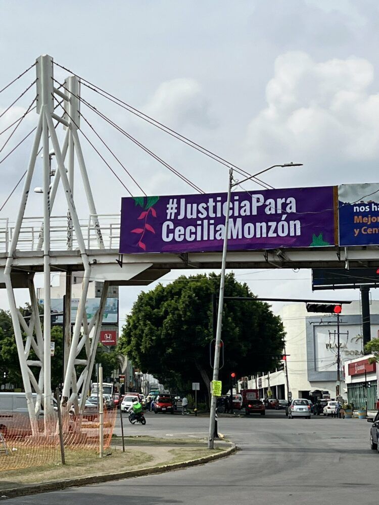 Colocan especturales para exigir justicia por Cecilia Monzón