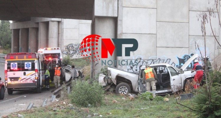 Volcadura de camioneta en Periférico Ecológico, Puebla