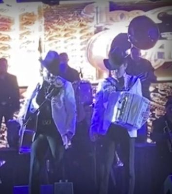 Amenazan con pistola a agrupaciOn Los Dos Canales en pleno concierto