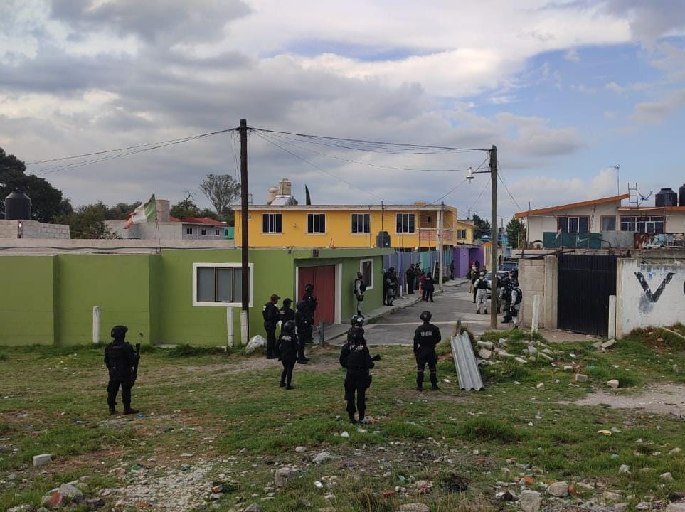 Catean viviendas en Acajete tras aseguramiento de 4 polleros y 80 migrantes