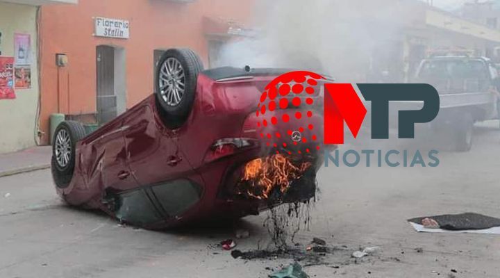 Queman autos y vandalizan alcaldia de Tlatelulco