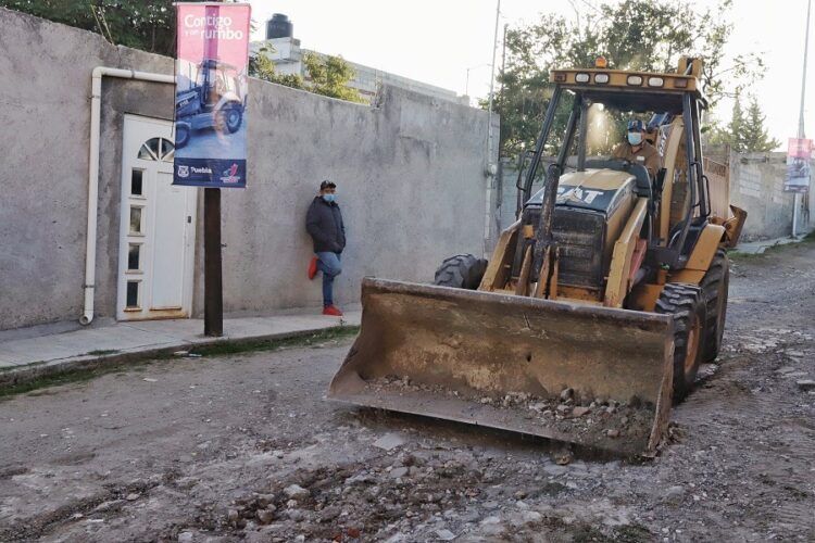 Pavimentación en calle de Totimehuacán